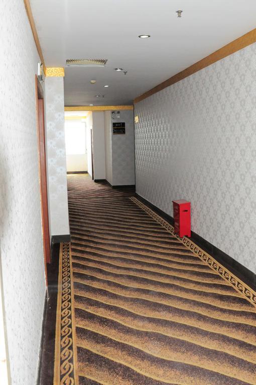 Super 8 Hotel Guangzhou Baiyun Airport Subway Station Inn Exterior photo