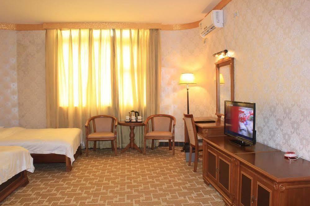 Super 8 Hotel Guangzhou Baiyun Airport Subway Station Inn Exterior photo