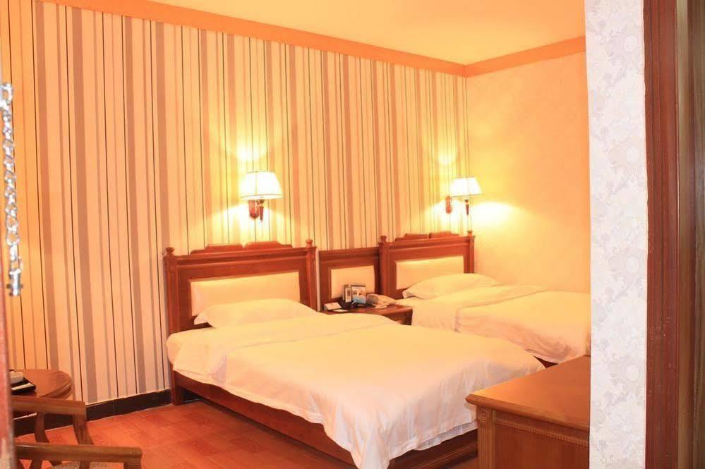 Super 8 Hotel Guangzhou Baiyun Airport Subway Station Inn Exterior photo
