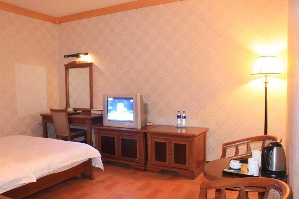 Super 8 Hotel Guangzhou Baiyun Airport Subway Station Inn Exterior photo