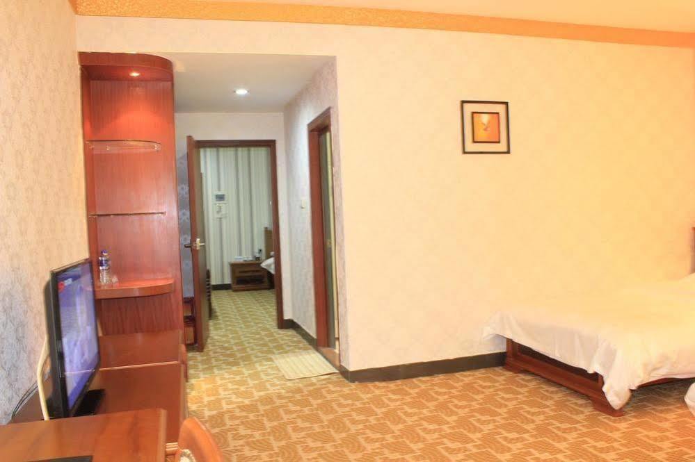 Super 8 Hotel Guangzhou Baiyun Airport Subway Station Inn Exterior photo