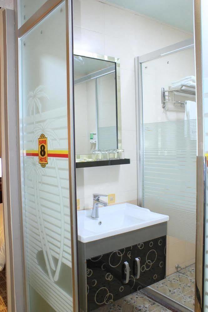 Super 8 Hotel Guangzhou Baiyun Airport Subway Station Inn Exterior photo