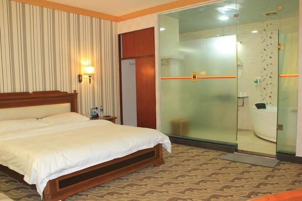 Super 8 Hotel Guangzhou Baiyun Airport Subway Station Inn Exterior photo