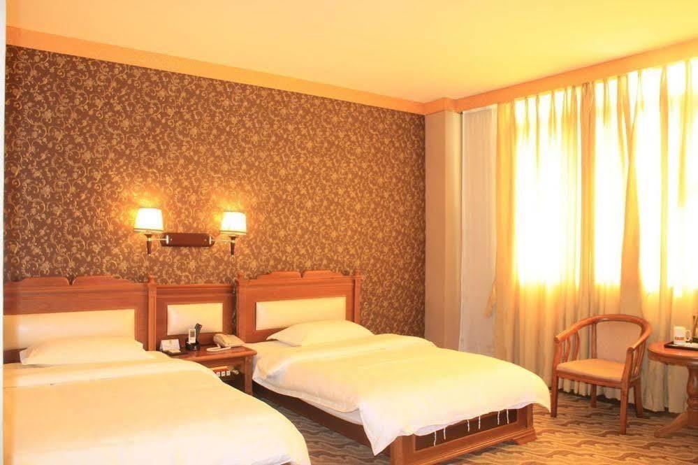 Super 8 Hotel Guangzhou Baiyun Airport Subway Station Inn Exterior photo