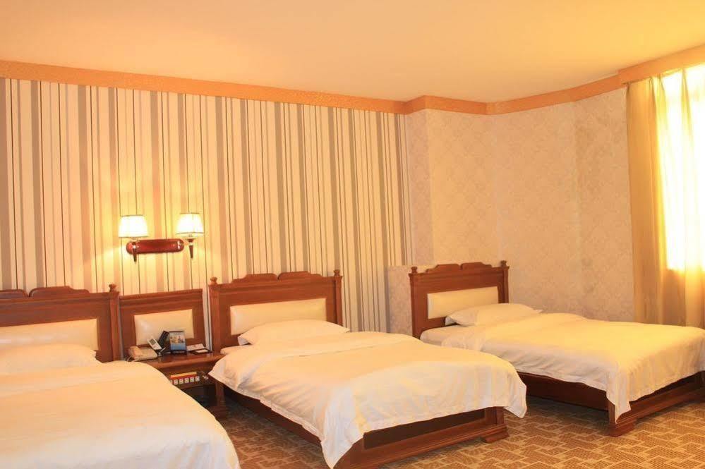 Super 8 Hotel Guangzhou Baiyun Airport Subway Station Inn Exterior photo