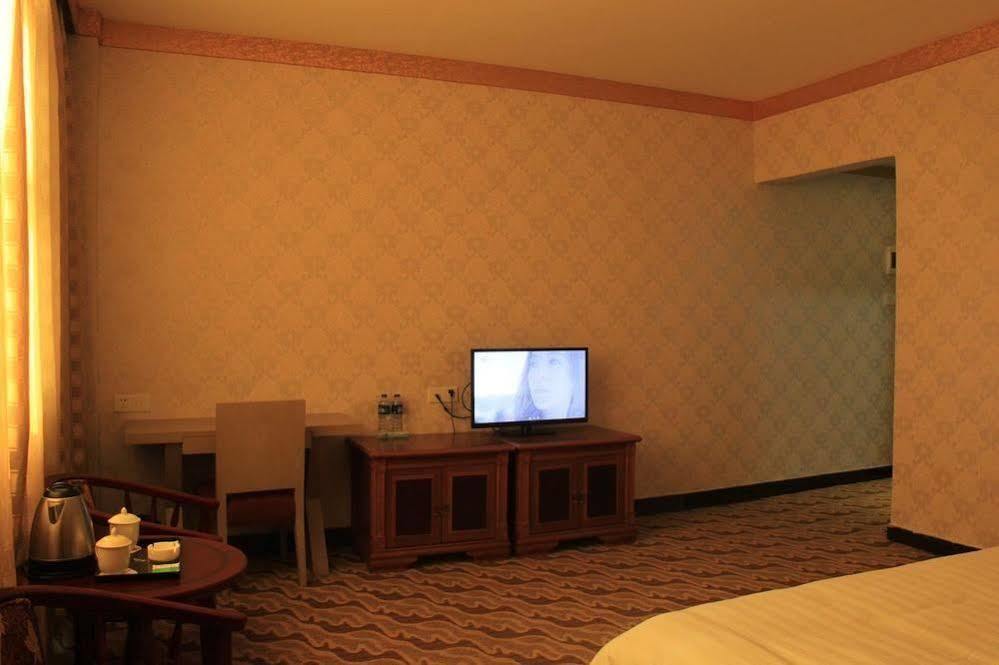 Super 8 Hotel Guangzhou Baiyun Airport Subway Station Inn Exterior photo