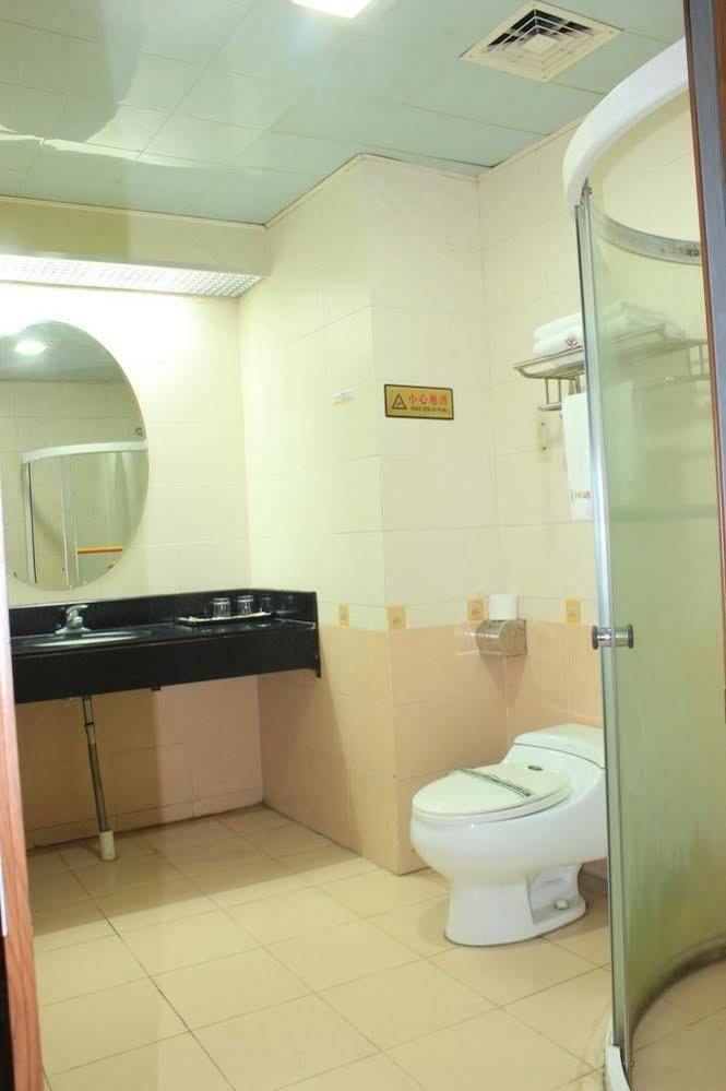 Super 8 Hotel Guangzhou Baiyun Airport Subway Station Inn Exterior photo