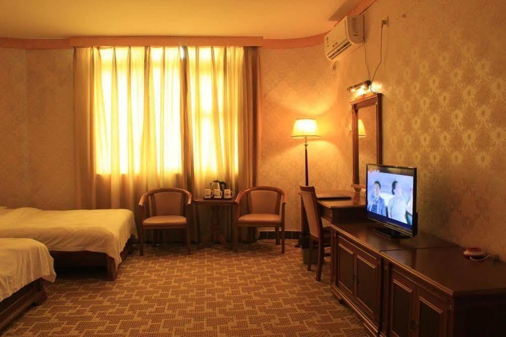Super 8 Hotel Guangzhou Baiyun Airport Subway Station Inn Exterior photo