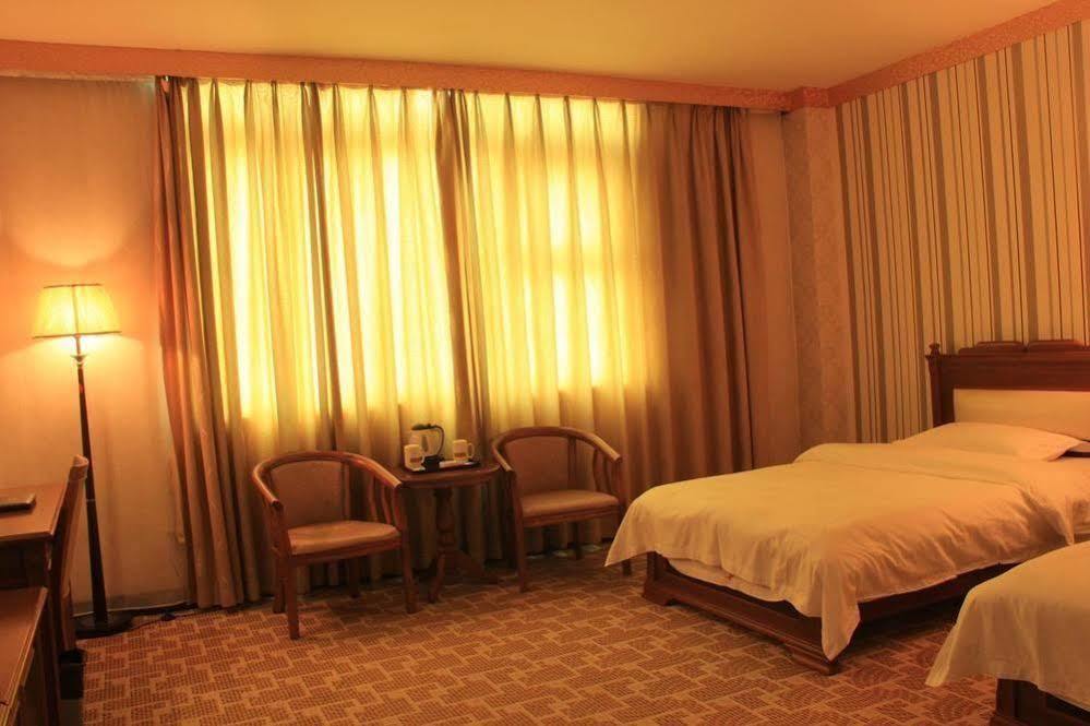 Super 8 Hotel Guangzhou Baiyun Airport Subway Station Inn Exterior photo